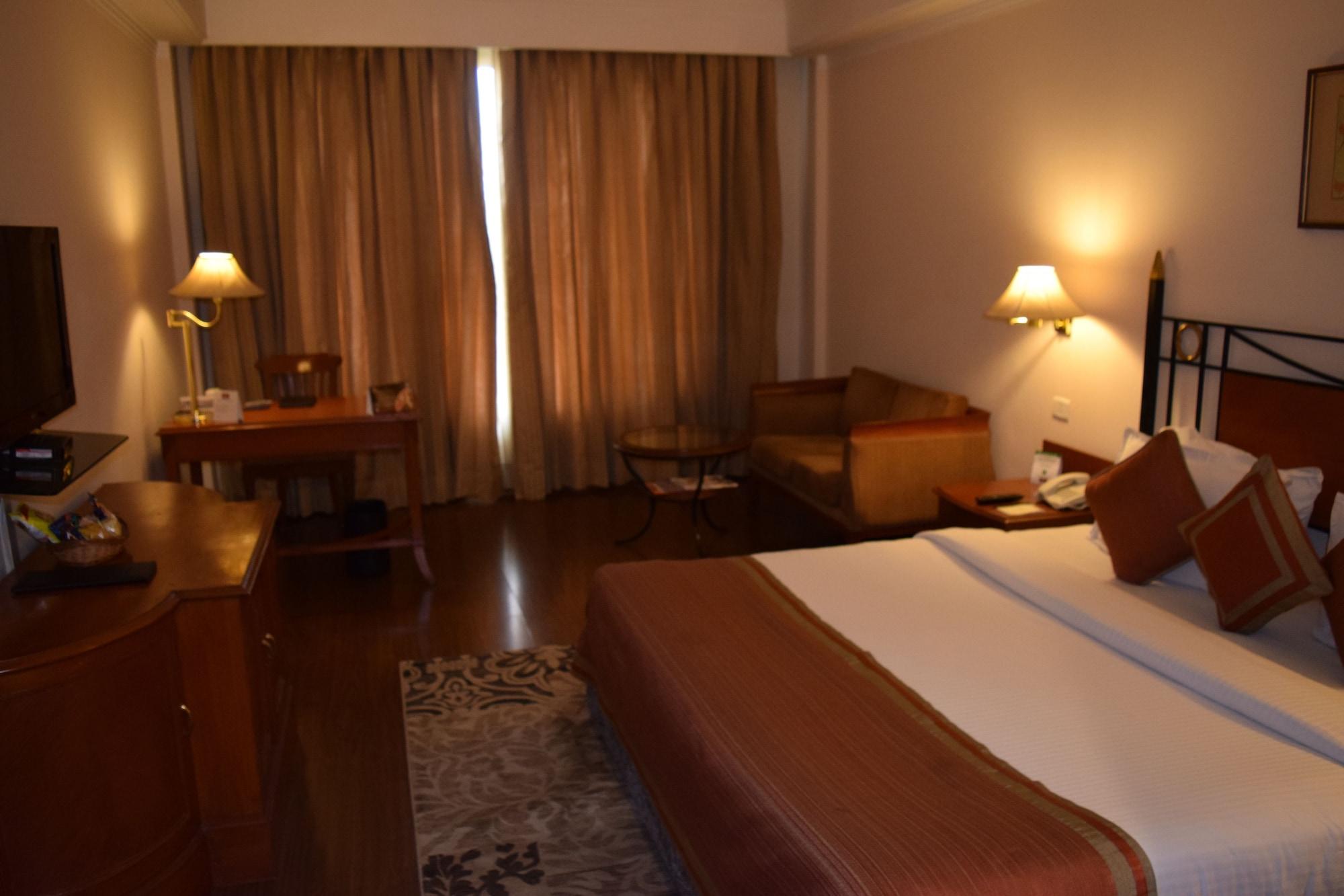 Hotel The Bristol Gurgaon Exterior foto