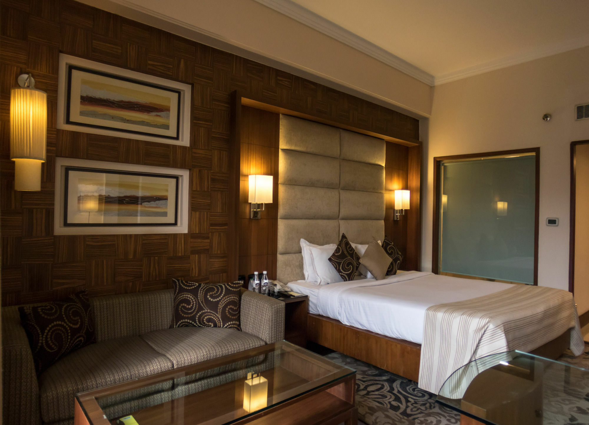Hotel The Bristol Gurgaon Exterior foto